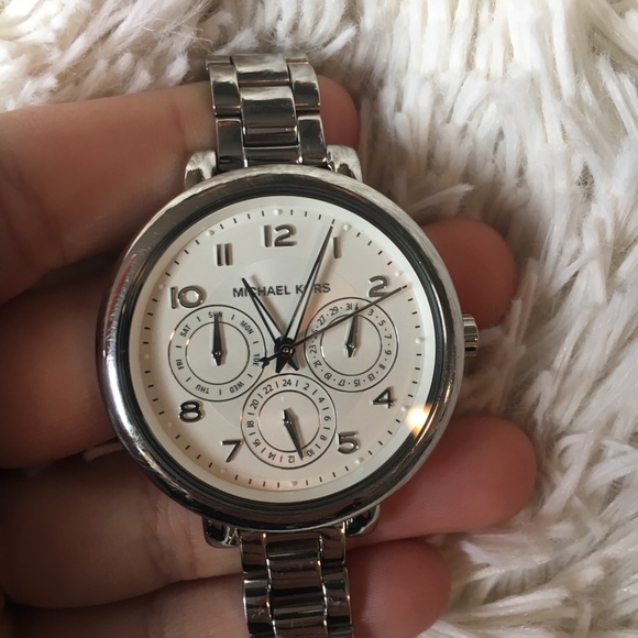 MICHAEL KORS ELEGANT SILVER WATCH - Picture 3 of 5